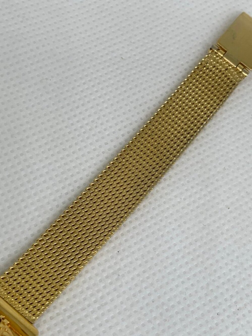 Avon Red Accented gold tone women’s watch 23mm adjustable mesh band running - Picture 3 of 6